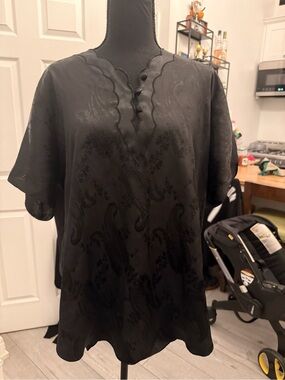 Black Short-Sleeve Jacquard Tee with Scallop V-Neck